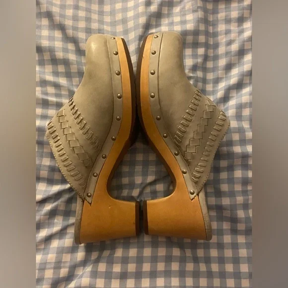 UGG Clogs - Picture 3 of 3